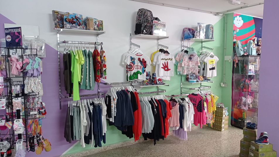 interior de la tienda de ropa para niños